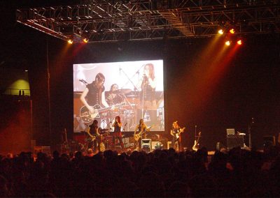 Pour la soirée parfaite, ce groupe musical entièrement féminin, fondé par Sonia Héon, saura mettre de l’énergie dans vos événements peu importe le genre. Hors contrôle, aussi nommé le summum rock band de choix Radiox, compte parmi ses membres de jeunes femmes talentueuses. La chanteuse tient à son actif 3 albums, 3 clips vidéo et un DVD pour enfants (Sanja Star). Elle a aussi fait la première partie de Marie-Chantal Toupin, Martin Deschamps, les Frères à cheval, Marc Dupré et plusieurs autres. La guitariste du groupe, quant à elle, a participé aux deux tournées canadiennes de Samantha Fox et Annie Dufresne. La batteuse a fait le tour des salles de spectacle avec Claude Blanchard, la tournée des casinos aux États-Unis, batteuse pour Marc Dery sur le show de Star Académie, ect. La bassiste du groupe, l’infatigable Andréa Bélanger, a foulé les planches du Québec en compagnie de nombreux groupes, dont Pat Groulx et les Bas Blancs. Elle est toujours prête pour le rock! Vous voulez vous amuser sur le rythme endiablé du meilleur du rock? Osez être «Hors Contrôle» le temps d’une soirée.