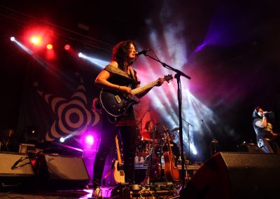 Pour la soirée parfaite, ce groupe musical entièrement féminin, fondé par Sonia Héon, saura mettre de l’énergie dans vos événements peu importe le genre. Hors contrôle, aussi nommé le summum rock band de choix Radiox, compte parmi ses membres de jeunes femmes talentueuses. La chanteuse tient à son actif 3 albums, 3 clips vidéo et un DVD pour enfants (Sanja Star). Elle a aussi fait la première partie de Marie-Chantal Toupin, Martin Deschamps, les Frères à cheval, Marc Dupré et plusieurs autres. La guitariste du groupe, quant à elle, a participé aux deux tournées canadiennes de Samantha Fox et Annie Dufresne. La batteuse a fait le tour des salles de spectacle avec Claude Blanchard, la tournée des casinos aux États-Unis, batteuse pour Marc Dery sur le show de Star Académie, ect. La bassiste du groupe, l’infatigable Andréa Bélanger, a foulé les planches du Québec en compagnie de nombreux groupes, dont Pat Groulx et les Bas Blancs. Elle est toujours prête pour le rock! Vous voulez vous amuser sur le rythme endiablé du meilleur du rock? Osez être «Hors Contrôle» le temps d’une soirée.