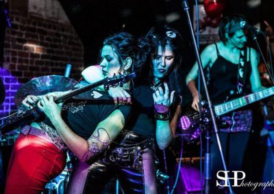 Pour la soirée parfaite, ce groupe musical entièrement féminin, fondé par Sonia Héon, saura mettre de l’énergie dans vos événements peu importe le genre. Hors contrôle, aussi nommé le summum rock band de choix Radiox, compte parmi ses membres de jeunes femmes talentueuses. La chanteuse tient à son actif 3 albums, 3 clips vidéo et un DVD pour enfants (Sanja Star). Elle a aussi fait la première partie de Marie-Chantal Toupin, Martin Deschamps, les Frères à cheval, Marc Dupré et plusieurs autres. La guitariste du groupe, quant à elle, a participé aux deux tournées canadiennes de Samantha Fox et Annie Dufresne. La batteuse a fait le tour des salles de spectacle avec Claude Blanchard, la tournée des casinos aux États-Unis, batteuse pour Marc Dery sur le show de Star Académie, ect. La bassiste du groupe, l’infatigable Andréa Bélanger, a foulé les planches du Québec en compagnie de nombreux groupes, dont Pat Groulx et les Bas Blancs. Elle est toujours prête pour le rock! Vous voulez vous amuser sur le rythme endiablé du meilleur du rock? Osez être «Hors Contrôle» le temps d’une soirée.