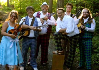 Depuis l’an 2000, le groupe Les Cuillères à Carreaux parcourt le pays pour faire la fête. Ses mélodies rythmées et entrainantes, ses compositions originales et ses arrangements des meilleures chansons, tirées du folklore populaire québécois, font lever et danser les foules partout où il passe.