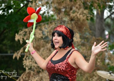 Connaissez-vous Sanja Star? Cette souriante chanteuse est pleine d’énergie. Avec ses étoiles filantes (qui sont aussi ses musiciens), elle sait comment faire chanter et danser les enfants. Un spectacle haut en couleur et en rythme. Ce spectacle est principalement adapté pour les enfants de 2 à 10 ans. Ceci étant dit, même les parents et les grands-parents fredonneront et danseront avec leurs petits. Succès assuré pour les fêtes d’enfants, les garderies, les CPE, les écoles primaires, les terrains de jeux, les sites familiaux de festivals, les journées de la famille, etc.