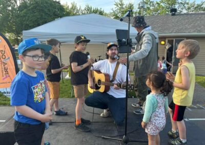 Il a commencé la musique à l’âge de huit ans avec le chant classique et la guitare espagnole, mais s’est rapidement tourné vers la musique folk québécoise (Kaïn, Cowboys Fringants, etc.) qui l’a inspiré à développer son propre style. En début 2021, il fait ses débuts publics sur TikTok, où il a construit une communauté qui l’a soutenu dans l’élaboration de son premier album, “Le temps d’un verre”, un projet de 12 chansons.
