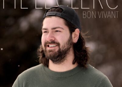 Il a commencé la musique à l’âge de huit ans avec le chant classique et la guitare espagnole, mais s’est rapidement tourné vers la musique folk québécoise (Kaïn, Cowboys Fringants, etc.) qui l’a inspiré à développer son propre style. En début 2021, il fait ses débuts publics sur TikTok, où il a construit une communauté qui l’a soutenu dans l’élaboration de son premier album, “Le temps d’un verre”, un projet de 12 chansons.
