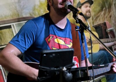 Il a commencé la musique à l’âge de huit ans avec le chant classique et la guitare espagnole, mais s’est rapidement tourné vers la musique folk québécoise (Kaïn, Cowboys Fringants, etc.) qui l’a inspiré à développer son propre style. En début 2021, il fait ses débuts publics sur TikTok, où il a construit une communauté qui l’a soutenu dans l’élaboration de son premier album, “Le temps d’un verre”, un projet de 12 chansons.