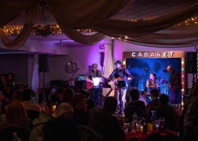 Il a commencé la musique à l’âge de huit ans avec le chant classique et la guitare espagnole, mais s’est rapidement tourné vers la musique folk québécoise (Kaïn, Cowboys Fringants, etc.) qui l’a inspiré à développer son propre style. En début 2021, il fait ses débuts publics sur TikTok, où il a construit une communauté qui l’a soutenu dans l’élaboration de son premier album, “Le temps d’un verre”, un projet de 12 chansons.