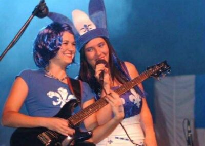 Pour la soirée parfaite, ce groupe musical entièrement féminin, fondé par Sonia Héon, saura mettre de l’énergie dans vos événements peu importe le genre. Hors contrôle, aussi nommé le summum rock band de choix Radiox, compte parmi ses membres de jeunes femmes talentueuses. La chanteuse tient à son actif 3 albums, 3 clips vidéo et un DVD pour enfants (Sanja Star). Elle a aussi fait la première partie de Marie-Chantal Toupin, Martin Deschamps, les Frères à cheval, Marc Dupré et plusieurs autres. La guitariste du groupe, quant à elle, a participé aux deux tournées canadiennes de Samantha Fox et Annie Dufresne. La batteuse a fait le tour des salles de spectacle avec Claude Blanchard, la tournée des casinos aux États-Unis, batteuse pour Marc Dery sur le show de Star Académie, ect. La bassiste du groupe, l’infatigable Andréa Bélanger, a foulé les planches du Québec en compagnie de nombreux groupes, dont Pat Groulx et les Bas Blancs. Elle est toujours prête pour le rock! Vous voulez vous amuser sur le rythme endiablé du meilleur du rock? Osez être «Hors Contrôle» le temps d’une soirée.
