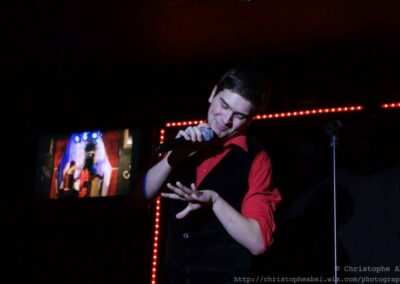 Les Folies du tapis est une revue musicale de style cabaret présentée en formule souper-spectacle. Nos comédien·nes-chanteur·euses sauront vous en mettre plein la vue dans une ambiance de type cabaret durant votre repas en vous offrant une revue des succès de plusieurs grands artistes francophones et anglophones. D’une mise en scène digne des meilleurs cabarets, ce spectacle plein d’humour, de beaux costumes et d’imprévus saura plaire à tous. Les trois chanteur·euses sont trois membres de la Famille Héon qui a été élue «Coup de cœur» et demi-finaliste par le public à l’émission Un Air De Famille à Radio-Canada.